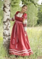 דגם של שמלת קיץ רוסית עם מחוך