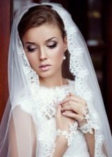 Pentinat de núvia en combinació amb un vel per a un vestit de beina