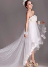 High-waisted short wedding dress na may tren