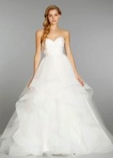 Gaun pengantin panjang dengan pinggang tinggi