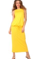 Gele gebreide jurk