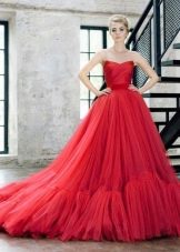 Червена пухкава лятна рокля