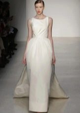 Biała długa sukienka z dzwonkiem z trenem