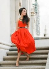 Letnia czerwona sukienka ze spódnicą sun