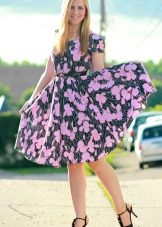 Blomsterprint på en kjole med en nederdel sol for fuld