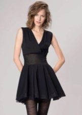 Krótka czarna sukienka ze spódnicą sun