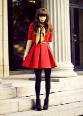 Rode korte jurk met een rok zon