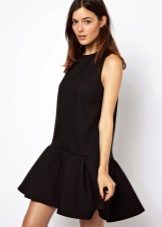 Czarna krótka sukienka z niskim stanem