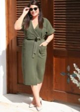 Wickelkleid im Military-Stil für übergewichtige Frauen mit apfelähnlicher Figur