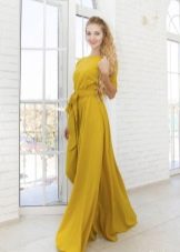 فستان من قماش الكريب بطول الأرض بلون أصفر داكن
