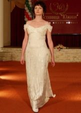 Empire stiliaus vestuvinė suknelė pažemintais petnešėlėmis