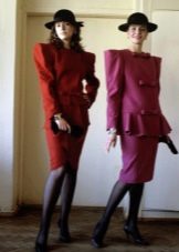 Verslo suknelė 80-ųjų stiliaus plačiais pečiais