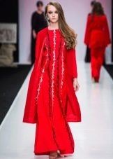 abrigo rojo debajo del vestido de invierno