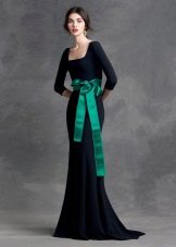 Tali pinggang hijau ke gaun hitam