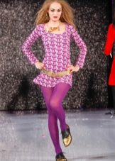 Vijolične hlačne nogavice k vijolični obleki