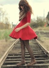 Bruine panty onder een rode jurk