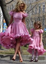 Bujné krátké šaty pro dívku a její maminku