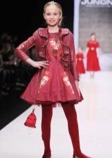 Luksusowa sukienka o linii z żakietem w kolorze czerwonym