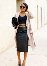 Как да носите черна кожена пола-молив