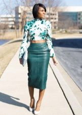 Kako nositi zelenu kožnu pencil suknju