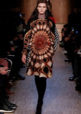 Modisches Kleid für Herbst-Winter 2016 mit Ethno-Muster