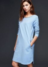 blaues Sweatshirtkleid mit weitem Ausschnitt