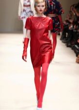 Pančuchové nohavice k červeným koženým šatám