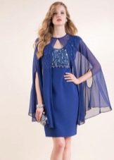 svetlý plášť k modrým šatám