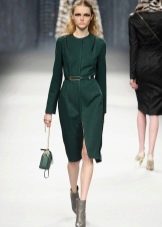 Šedé čižmy k zeleným šatám