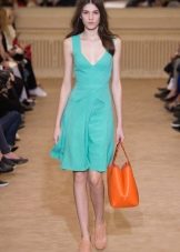 Oranžová kabelka k zeleným šatům