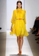 narančasti remen do žute haljine