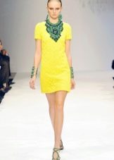 Grønne smykker til en gul kjole