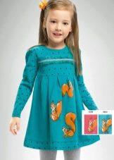 Gebreide jurk voor een meisje op de kleuterschool