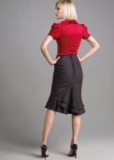 sukňa s volánom v obleku obchodnej ženy