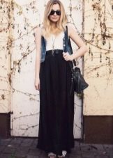 Dlouhá černá polosluníčková sukně v kombinaci s džínovou vestou