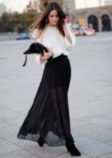 Falda larga negra de medio sol - look de noche