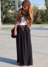 Długa czarna spódnica półsłoneczna - styl casual