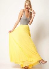 žuta plisirana suknja