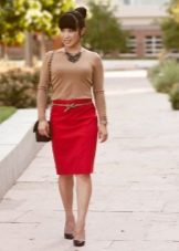 Falda lápiz roja combinada con cuello alto beige