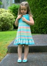 Gestricktes Sommerkleid für ein Mädchen von 5 Jahren