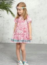 Robe d'été avec un imprimé pour une fille de 5 ans