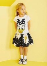 Pakaian musim panas untuk seorang gadis berumur 5 tahun dengan watak