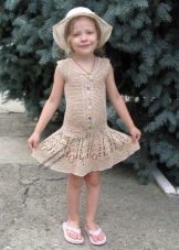 Vestido de verão tricotado para uma menina de 5 anos