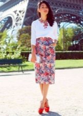 Falda recta de longitud media con estampado floral
