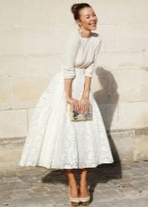 bijela čipkasta suknja srednje dužine