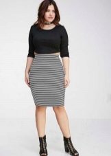 Skirt pensil dengan cetakan kecil untuk berat badan berlebihan