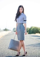 Siva pencil suknja s košuljom bluzom