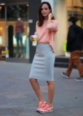 Siva pencil suknja s ružičastom bluzom i tenisicama
