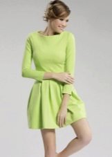 فستان قصير باللون الأخضر الفاتح بأكمام طويلة