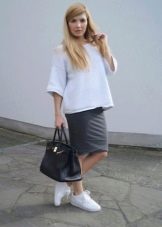 Gray knitted pencil skirt
